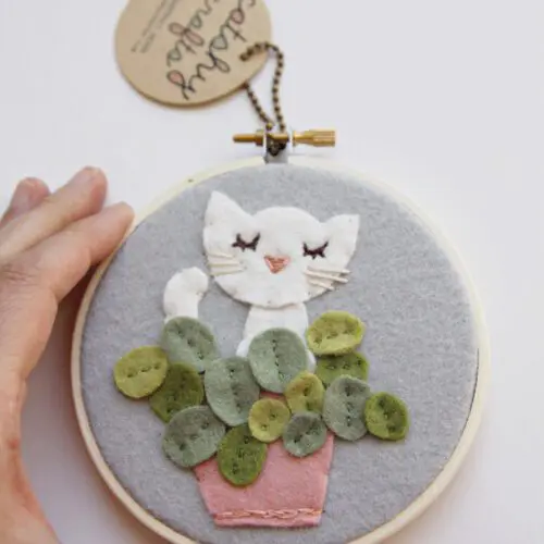 https://www.pikeplacemarket.org/wp-content/uploads/2023/09/Catshy_Crafts-felt_wall_art-500x500.jpg